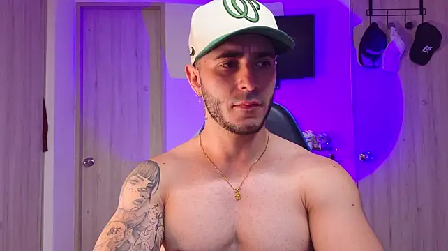 Latino_stud4u live cam on StripChat