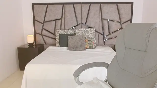 sophia_hadid live cam on StripChat