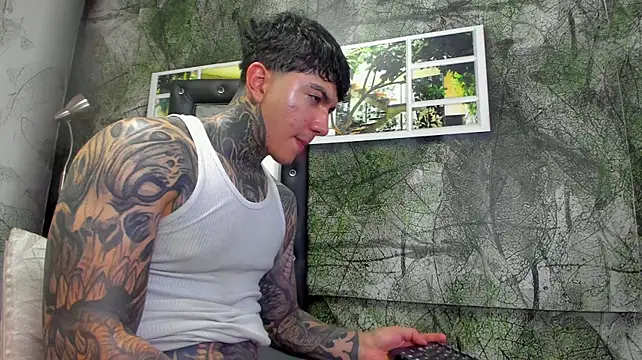 Gury_tattoo live cam on StripChat