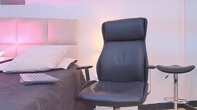 NicoSaint_ live cam on StripChat