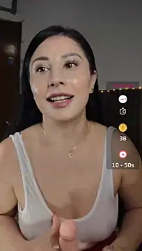 Emma_Hotkiss