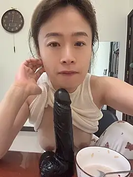 saozi666 (F milf) - 完成可选：口交黑鸡吧、口叼内裤、小粉插入M腿、开双插票、挤奶水、全裸呼啦圈