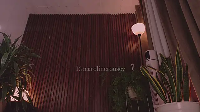 carolinerousev live cam on StripChat