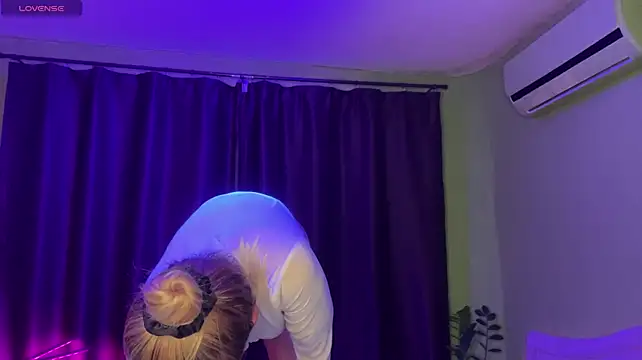 Overshinee live cam on StripChat
