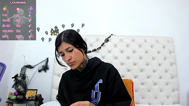 esmeralda06 live cam on StripChat