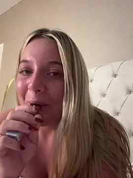 Oliviaabluee live cam on StripChat