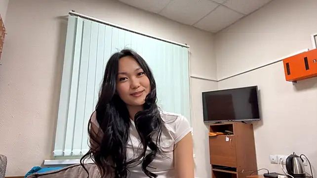 princessyeary (F teen) - Lift up my top and show my bra