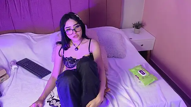 ela_petit live cam on StripChat