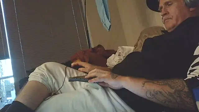 overmydadbody222 live cam on StripChat