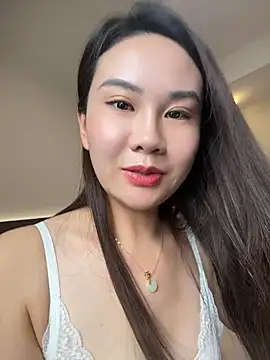Yioyio-666 live cam on StripChat