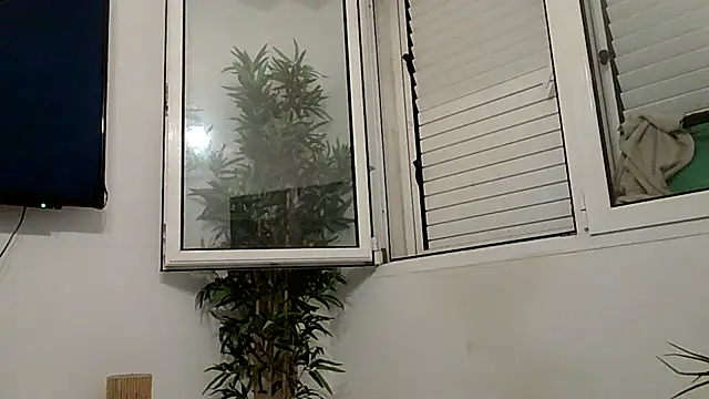 yanick931 live cam on StripChat