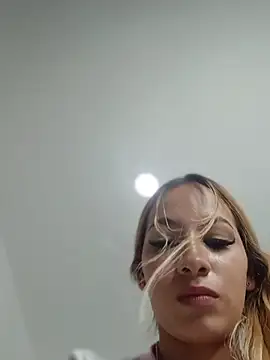Chiara_Bond live cam on StripChat