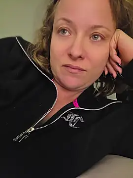 julimonroe live cam on StripChat