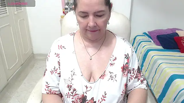 leonela_69 live cam on StripChat