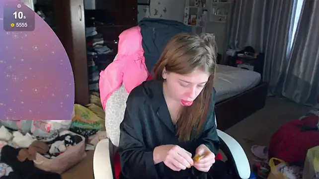 Kira_honeyy live cam on StripChat