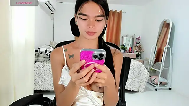 kendall_petite18 live cam on StripChat