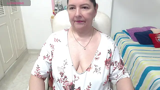 leonela_69 live cam on StripChat