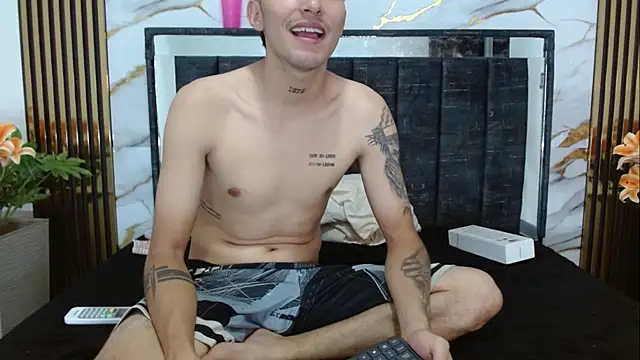 lau_and_andy live cam on StripChat