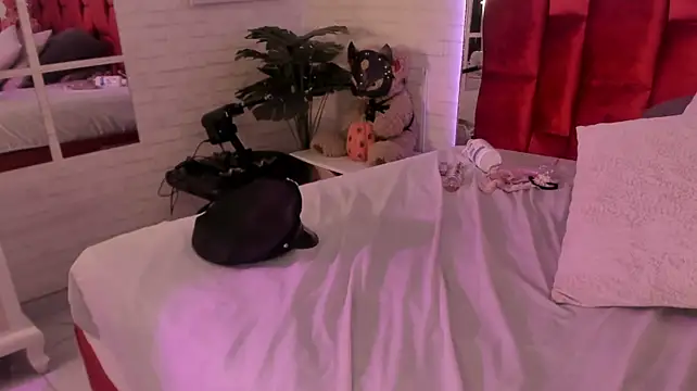 LittleCristal_ live cam on StripChat