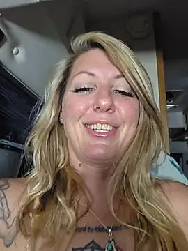 SheIsSomething live cam