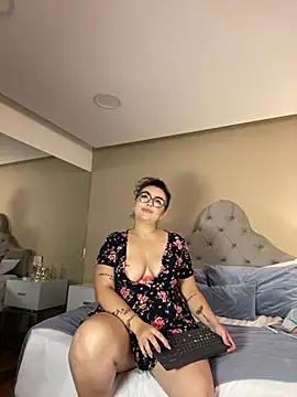 AlmaraRouge live cam on StripChat