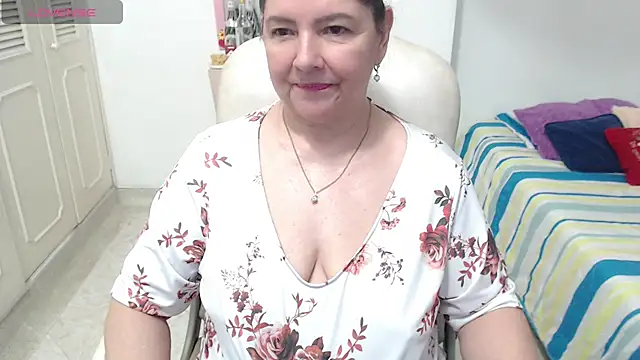 leonela_69 live cam on StripChat