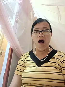 Chilly-wet live cam on StripChat