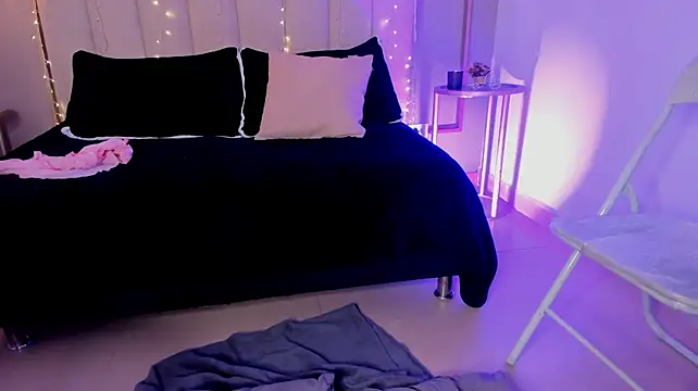 Holy_Moon_ live cam on StripChat