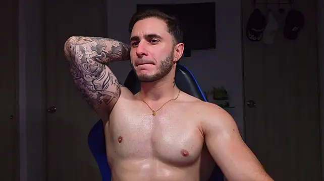 Latino_stud4u live cam on StripChat