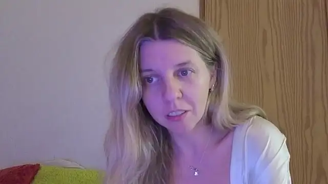 EsmaPons live cam on StripChat