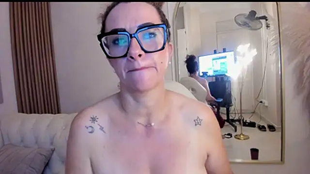 Evarosses__ live cam on StripChat