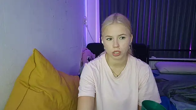 ErnestineBagge live cam on StripChat
