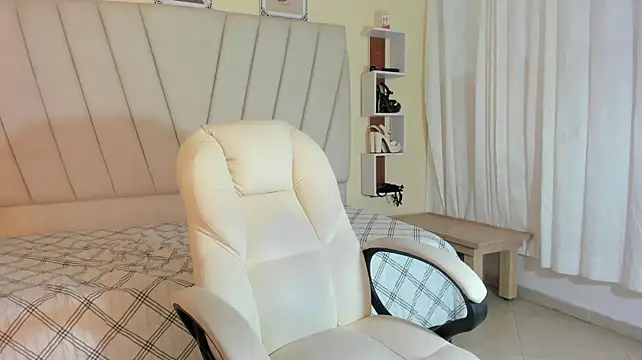 Mikaelaa_ live cam on StripChat