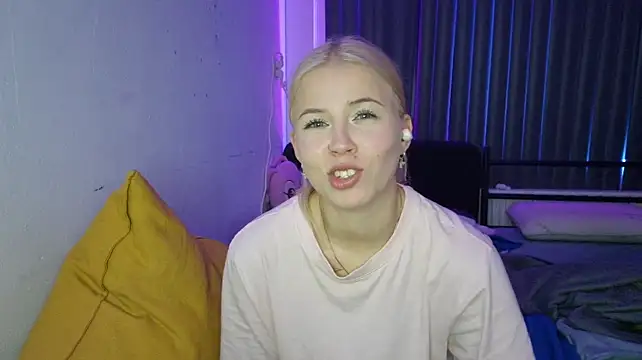 ErnestineBagge live cam on StripChat
