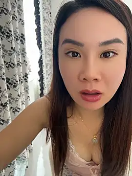 Yioyio-666 live cam on StripChat