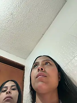 littlee_Lucy live cam on StripChat