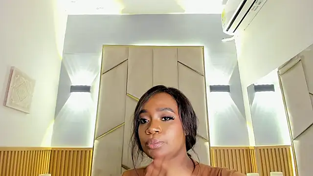 Britanymooree live cam on StripChat