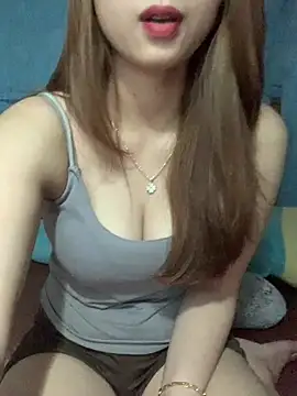 Julyy_girl live cam on StripChat