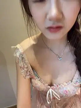 zhenzhu443 (F young) - 去走廊真空爬行一圈