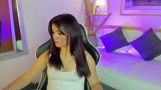 astrid_ferrani live cam on StripChat
