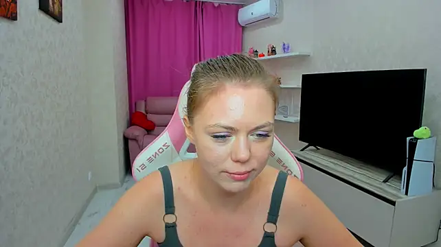 Strawberrye live cam on StripChat