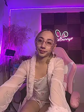 Littlebunny21 live cam on StripChat