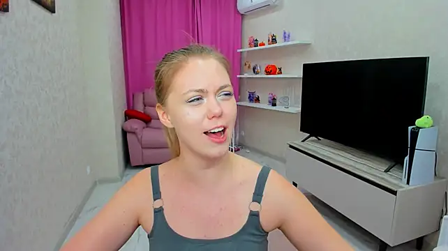 Strawberrye live cam on StripChat