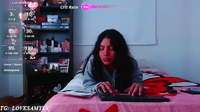 Lovelyamyy live cam on StripChat