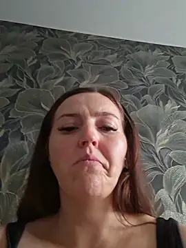 MilaMature live cam on StripChat