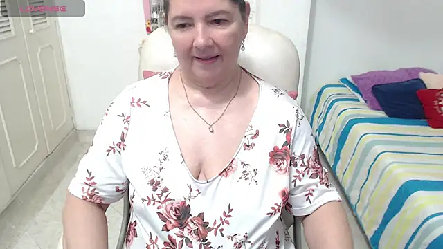 leonela_69 live cam on StripChat