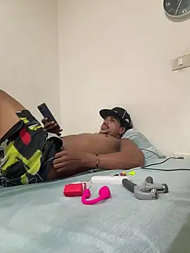 bigdick211292 live cam on StripChat