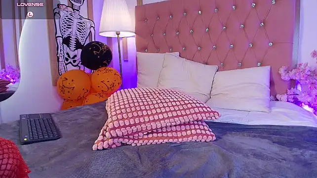 daphne_velmont (T young) - HELLO SEXY FACE. PLS SEND ME KISSES 🎃
