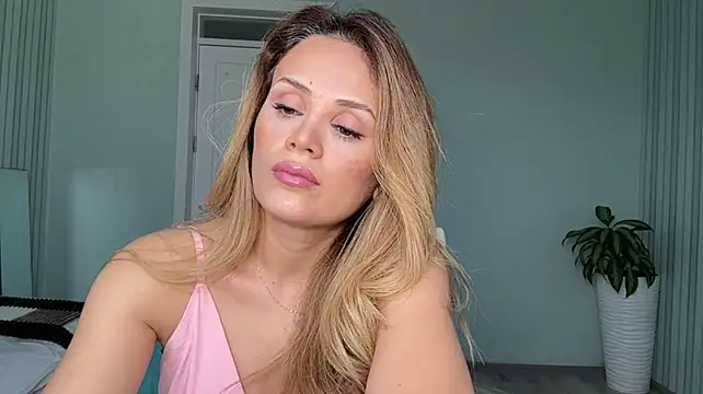 SayraPie live cam on StripChat