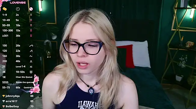 ChloeWells live cam on StripChat